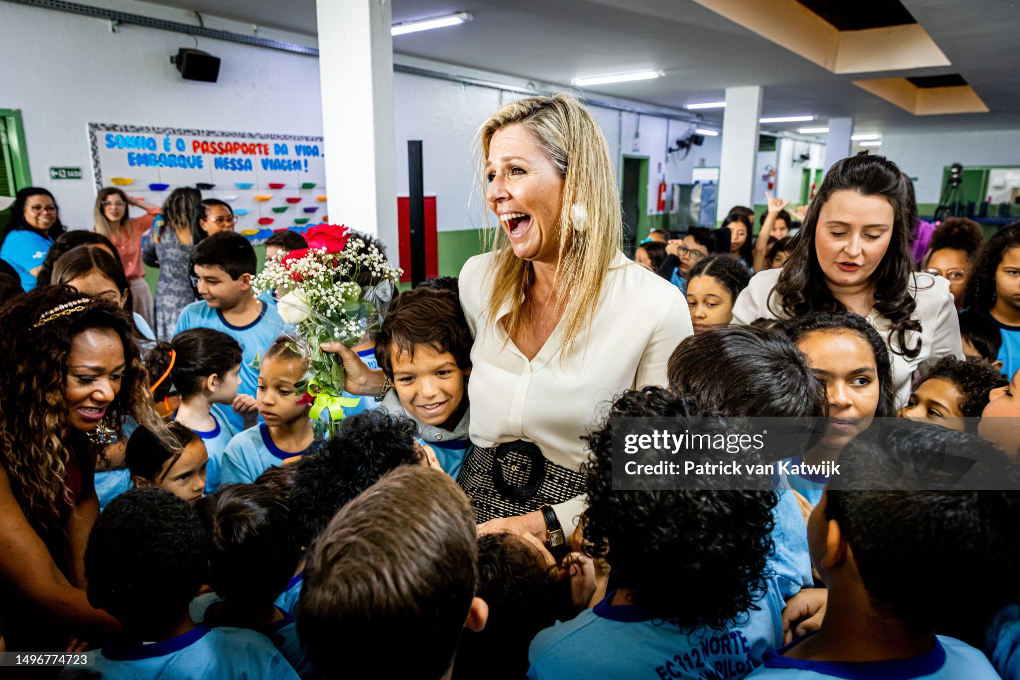 CASA REAL HOLANDESA - Página 93 Queen-maxima-of-the-netherlands-visits-321-norte-school-for-a-financial-education-lesson-on