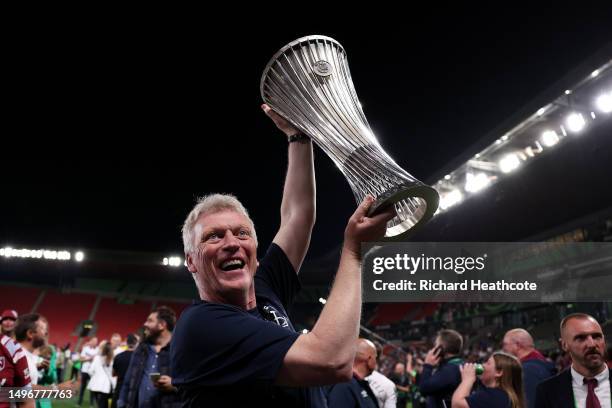 David Moyes, Manager of West Ham United, celebrates with the UEFA Europa Conference League trophy after the team's victory during the UEFA Europa...