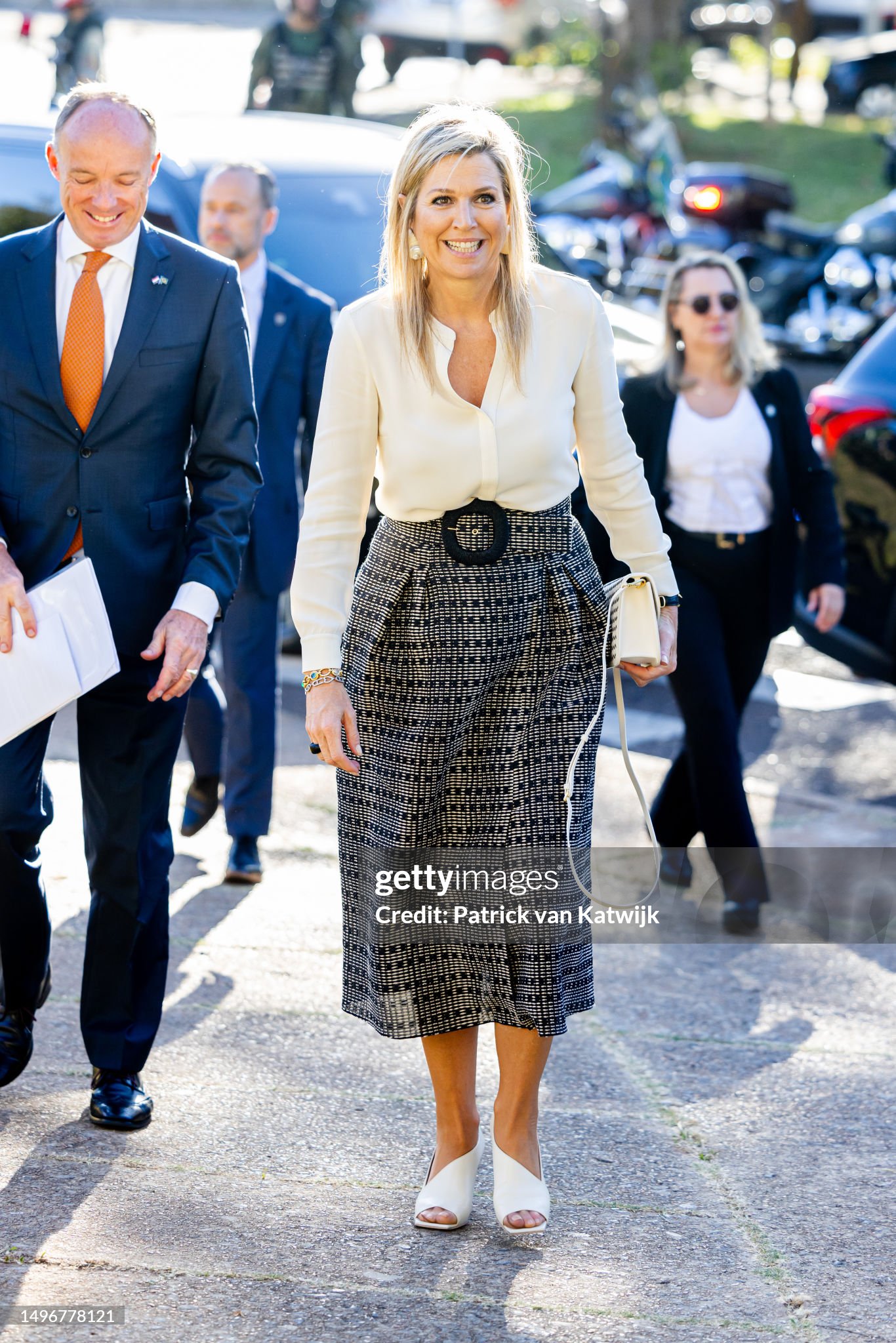 CASA REAL HOLANDESA - Página 93 Queen-maxima-of-the-netherlands-visits-321-norte-school-for-a-financial-education-lesson-on