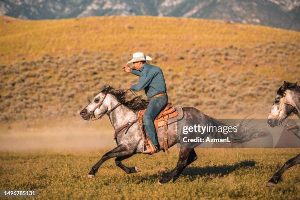 scatto a figura intera del cowboy maschio che cavalca velocemente - horse and male and riding foto e immagini stock