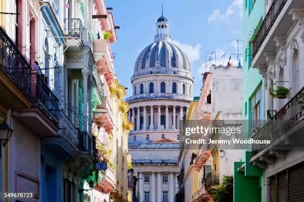 capitolo building at end of city street - cuba ストックフォトと画像