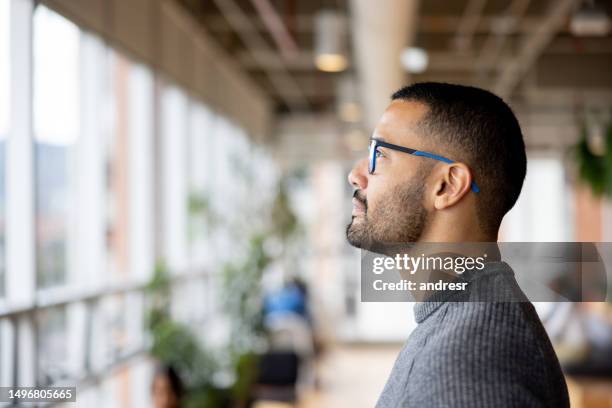 thoughtful business man wearing glasses at the office - perfil vista lateral imagens e fotografias de stock