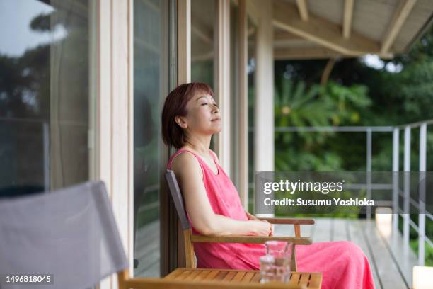 a couple enjoys staying in a villa on vacation. - 鹿児島県 fotografías e imágenes de stock