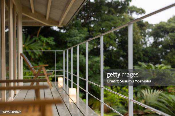 a couple enjoys staying in a villa on vacation. - 鹿児島県 fotografías e imágenes de stock