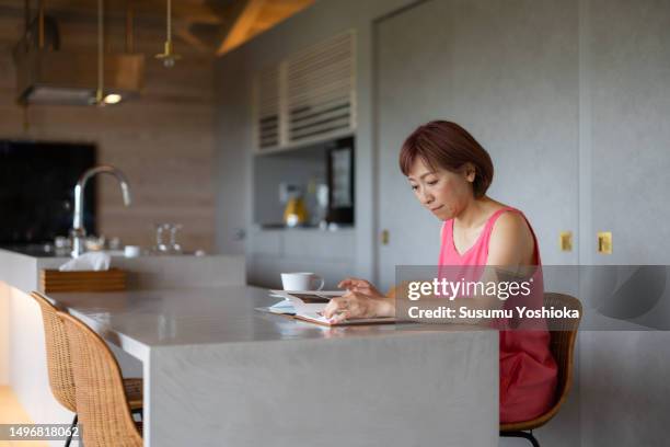 a couple enjoys staying in a villa on vacation. - 鹿児島県 stock pictures, royalty-free photos & images