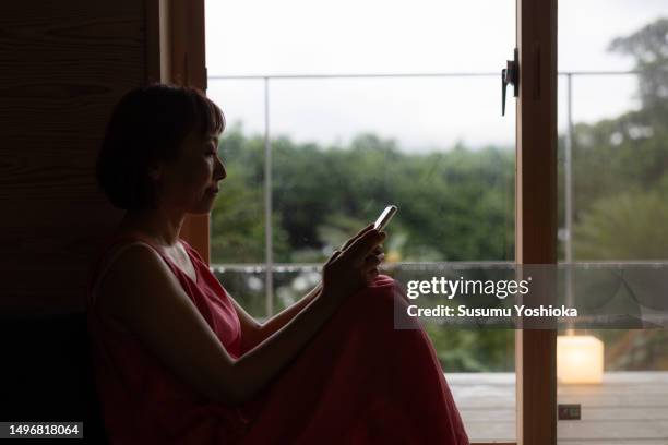 a couple enjoys staying in a villa on vacation. - 鹿児島県 fotografías e imágenes de stock