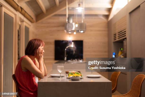 a couple enjoys staying in a villa on vacation. - 鹿児島県 stockfoto's en -beelden