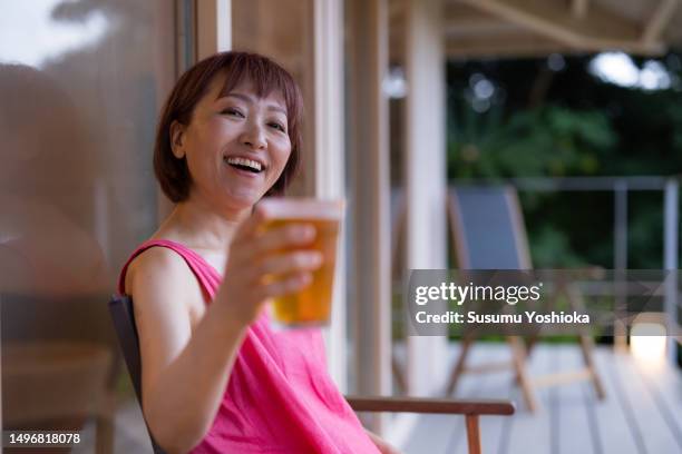 a couple enjoys staying in a villa on vacation. - 鹿児島県 stockfoto's en -beelden