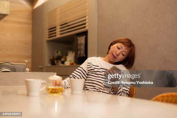 a couple enjoys staying in a villa on vacation. - 鹿児島県 stockfoto's en -beelden