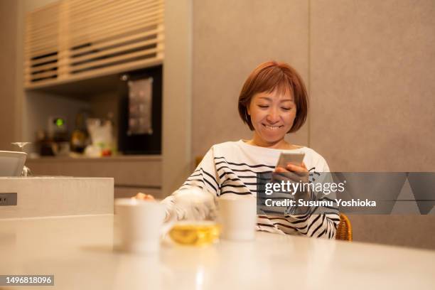 a couple enjoys staying in a villa on vacation. - 鹿児島県 stock pictures, royalty-free photos & images