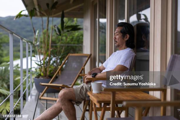 a couple enjoys staying in a villa on vacation. - 鹿児島県 fotografías e imágenes de stock