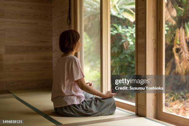 a couple enjoys staying in a villa on vacation. - 鹿児島県 stockfoto's en -beelden