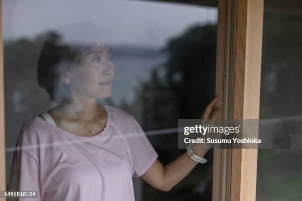 a couple enjoys staying in a villa on vacation. - 鹿児島県 fotografías e imágenes de stock