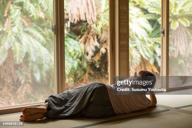 a couple enjoys staying in a villa on vacation. - 鹿児島県 stockfoto's en -beelden