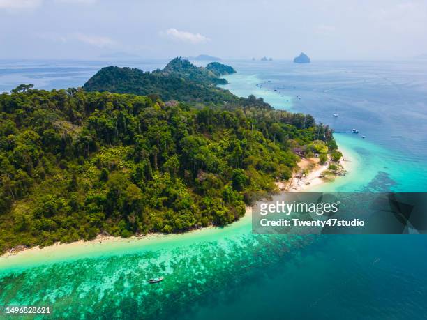 aerial view of beautiful sea at ko kradan island in trang province thailand - andamanensee stock-fotos und bilder