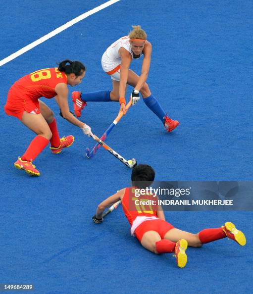 Carlien Heuvel Den Van Dirkse of the Netherlands' dribbles past Ren... News Photo Getty Images Carlien Heuvel Den Van Dirkse of the Netherlands' dribbles past Ren... News Photo Getty Images