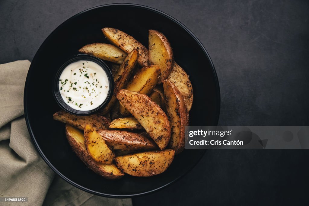 Potato wedges or deluxe potatoes with sauce