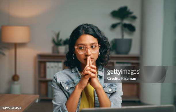 estudante, estresse e pensamento em casa noturna de universidade, faculdade e escola projeto fracasso, erro e crise. ansiedade, preocupação e medo para a mulher indiana com tecnologia de elearning, planejamento e problema - impaciente - fotografias e filmes do acervo