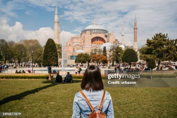 mujer joven disfrutando de la vista de santa sofía en estambul - santa sofia fotografías e imágenes de stock