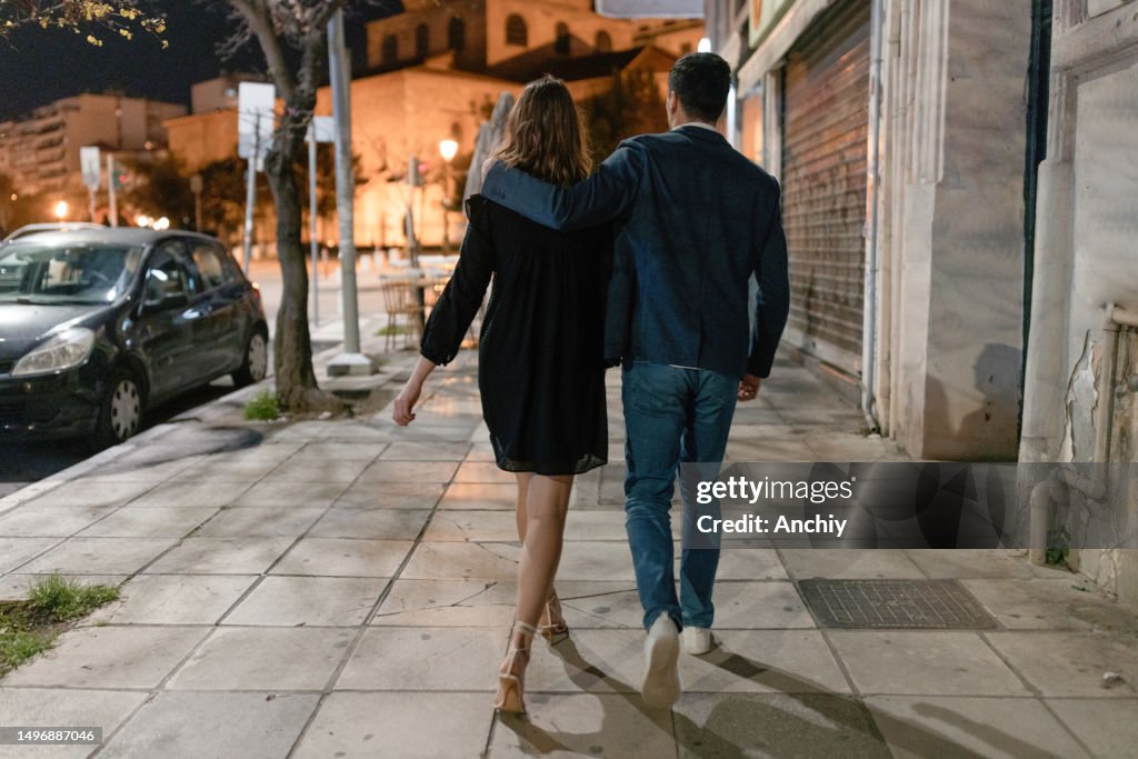 Schönes Paar, das die Straße hinunter geht