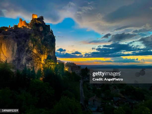 the castle of the town of la iruela photographed at sunset. - jaén foto e immagini stock