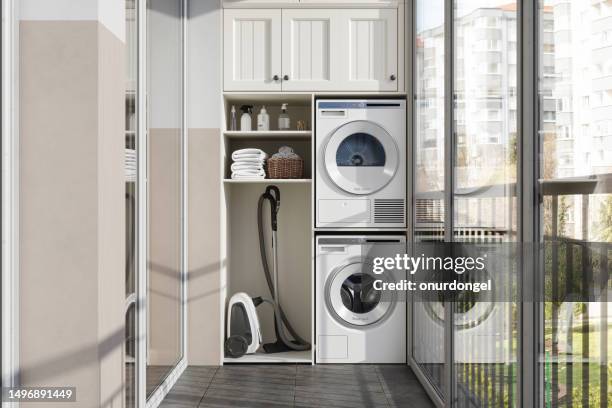 balcón con lavadora, secadora, aspiradora, armarios y vista al jardín desde la ventana - lavadora fotografías e imágenes de stock