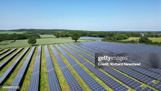 solar farm - central eléctrica solar fotografías e imágenes de stock
