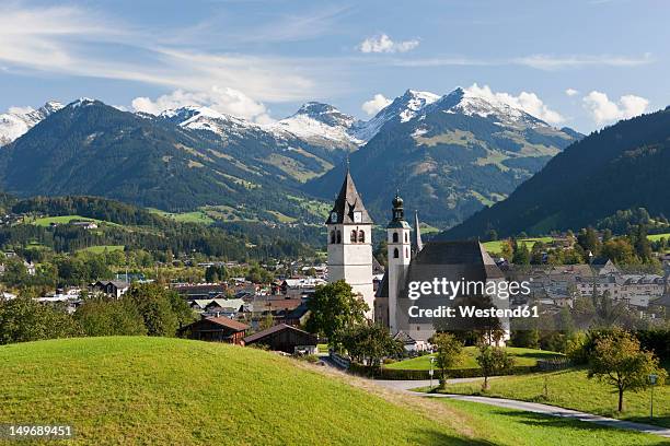 austria, tyrol, kitzbuehel, view of town and church - kitzbuhel stock pictures, royalty-free photos & images