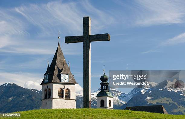 austria, tyrol,kitzbuehel, view of parish church - gipfelkreuz stock-fotos und bilder