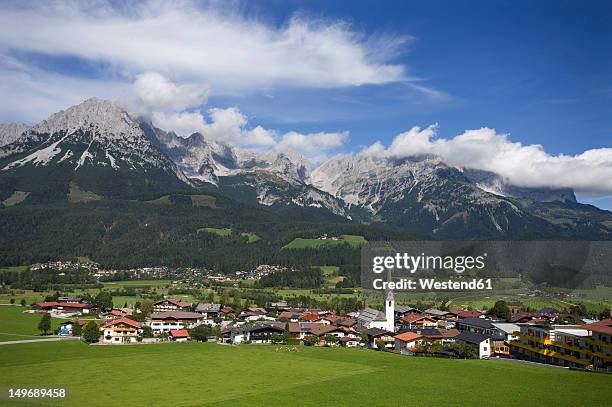 austria,tyrol, ellmau am wilden kaiser, view of town - kaiser fotograf�ías e imágenes de stock