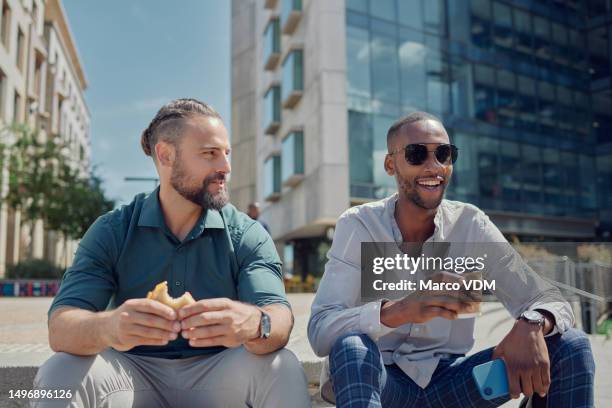 stadt, stufen und glückliche männer entspannen sich in der kaffeepause mit lächeln, sonne und urbaner freundschaft zusammen. reden, entspannte mittagspause und startup-mitarbeiter auf treppen, die vor dem bürogebäude essen und trinken - office smile light stock-fotos und bilder