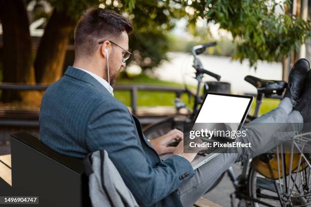 wer arbeit hat gesagt geschieht nur in einem büro? - person surrounded by computer screens stock-fotos und bilder