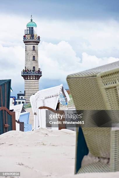 germany, rostock, view of lighthouse with beach - rostock - fotografias e filmes do acervo