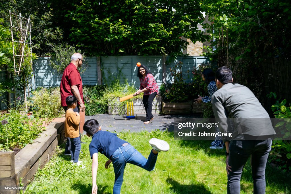 Gioco di cricket multi-generazione nel giardino sul retro
