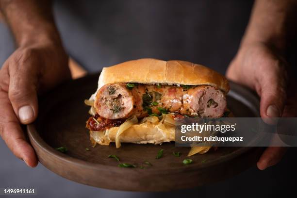 gegrilltes chorizo-wurst-sandwich - gusseiserne pfanne stock-fotos und bilder