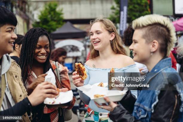 laughing gen z weekenders enjoying street food - boterham met kaas stockfoto's en -beelden