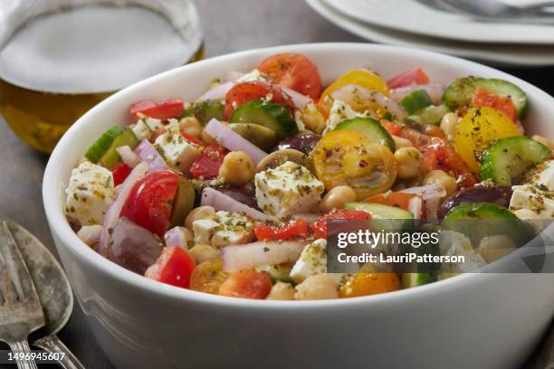 ensalada griega - cultura mediterránea fotografías e imágenes de stock
