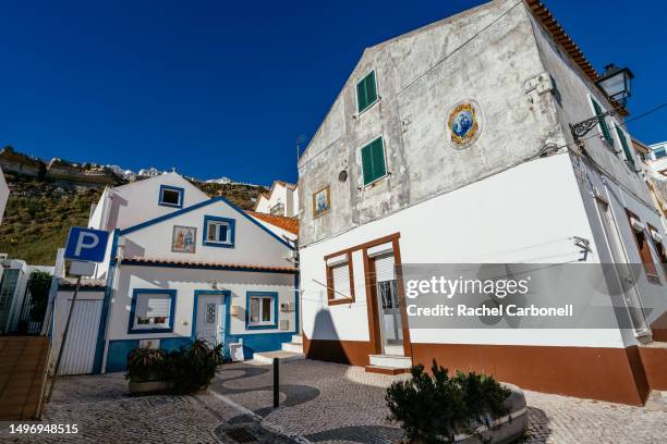 nice houses in the fishermen's quarter. - leiria district stock-fotos und bilder