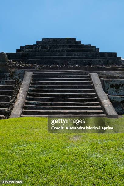 vertical view of isolated steps and structure of mayan pyramid in tazumal site, an important historical trading center for the maya with tombs and several pyramids - alexandre stock pictures, royalty-free photos & images