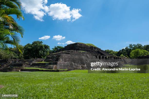 main structure of the mayan pyramids of tazumal site in salvador, an important historical trading center for the maya with tombs and several pyramids - el salvador - fotografias e filmes do acervo