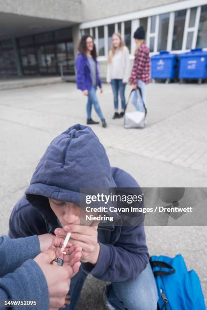 Smoking Grad Student Smoking Campus Photos and Premium High Res Pictures - Getty Images