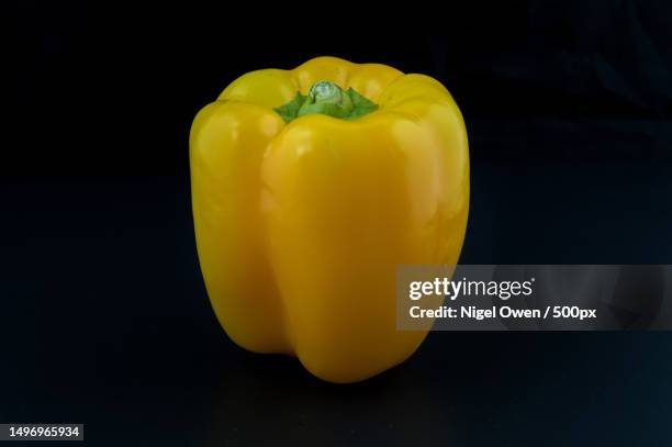 close-up of yellow bell pepper against black background,caerphilly,united kingdom,uk - gele paprika stockfoto's en -beelden