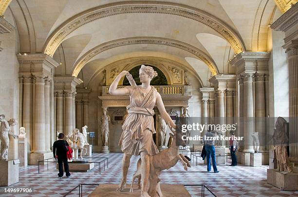 statue of diane at louvre museum. - louvre inside photos et images de collection