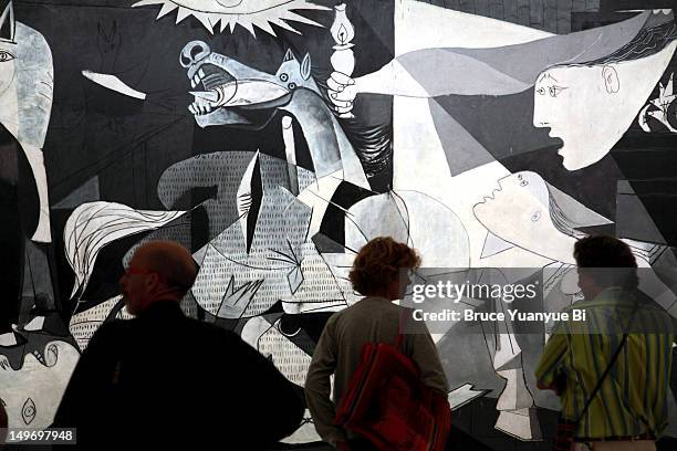 pablo picasso's guernica in reina sofia national art museum (museo nacional de arte reina sofia) with visitors in foreground. - picasso stock-fotos und bilder