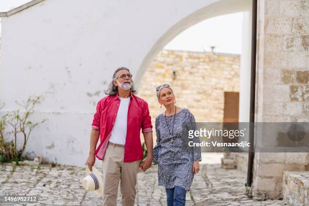 couple d’âge mûr visitant le vieux village de lefkara, chypre - limassol photos et images de collection