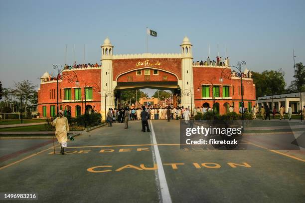 flaggenzeremonie an der grenze zwischen pakistan und indien - lahore pakistan stock-fotos und bilder