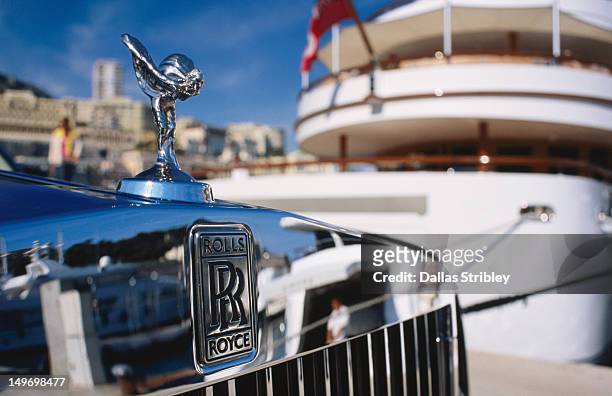detail of rolls royce parked in front of luxury yacht, port hercule. - rolls royce ストックフォトと画像