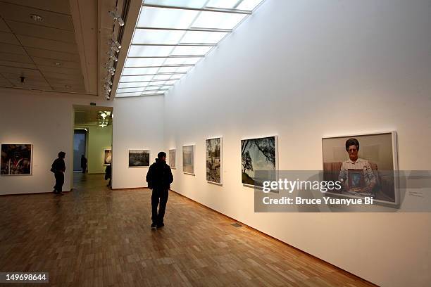 exhibition hall of jeu de paume. - exposición artística fotografías e imágenes de stock