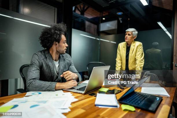 ceo/manager talking with employee at office - resolve conflict stock pictures, royalty-free photos & images