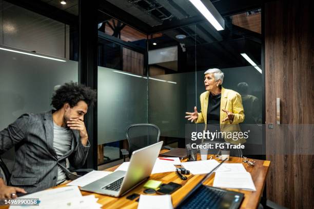 ceo/manager shouting with employee at office - disappoint bussiness meeting stock pictures, royalty-free photos & images